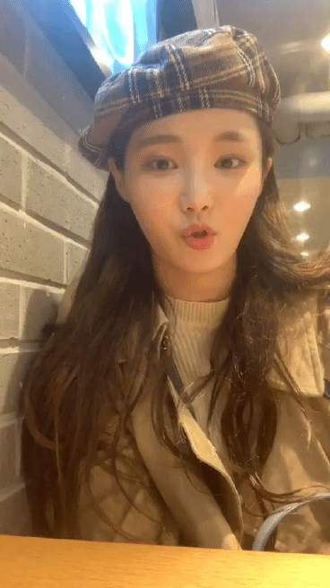 어제 3주년 기념 인스타 라이브한 모모랜드 연우(2).gif | 인스티즈