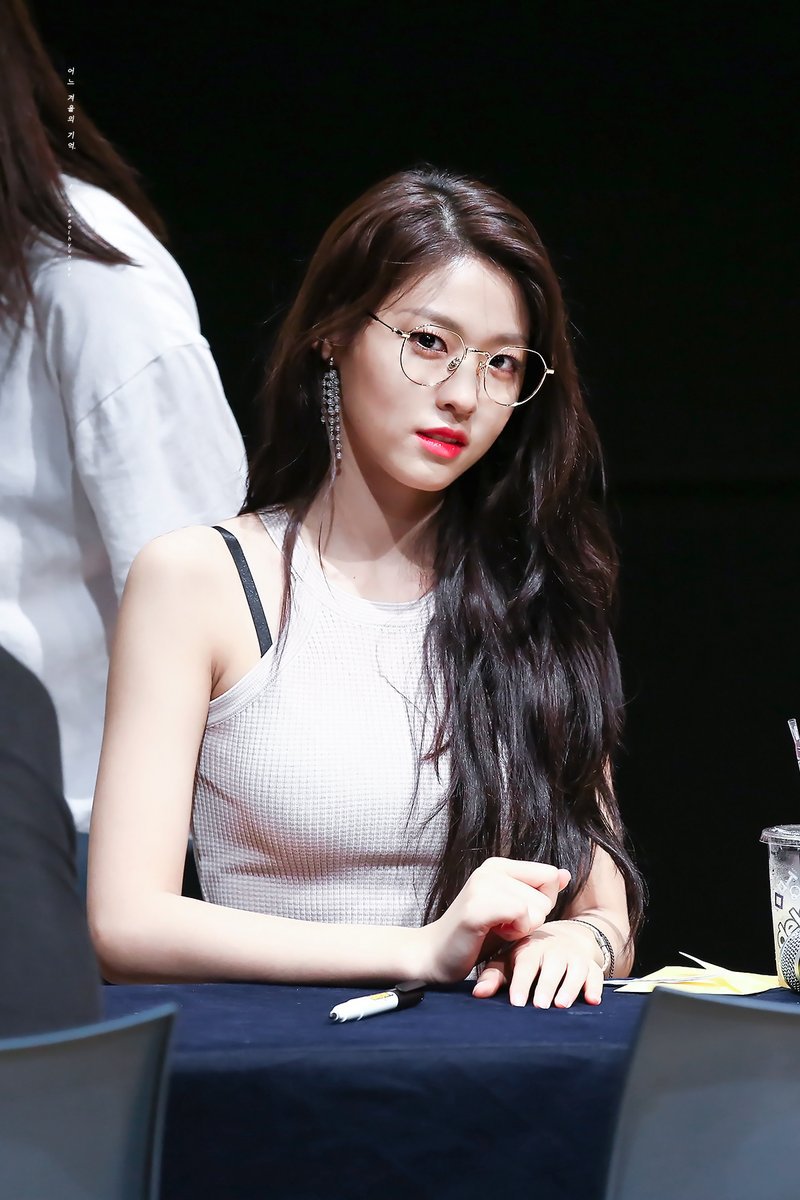 미모와 몸매 둘다 난리난 어제자 설현이.jpgif | 인스티즈