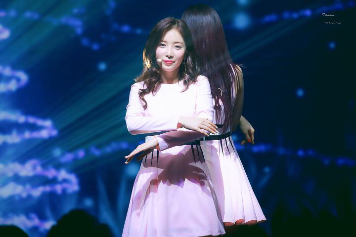 [에이프릴] 일 하다가 잠깐 쉬는 시간이 되서 채경이 | 인스티즈