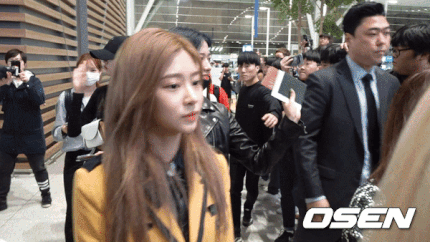 교복입고 출국하는 아이즈원 민주 | 인스티즈