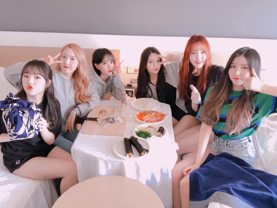 팬싸 당첨 되었으면 좋겠어서 여자친구.jpg.gif | 인스티즈