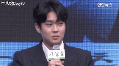 오늘 말 한번 실수했다가 제작보고회에서 선배들한테 쉼없이 놀림당한 최우식ㅋㅋ.gif | 인스티즈