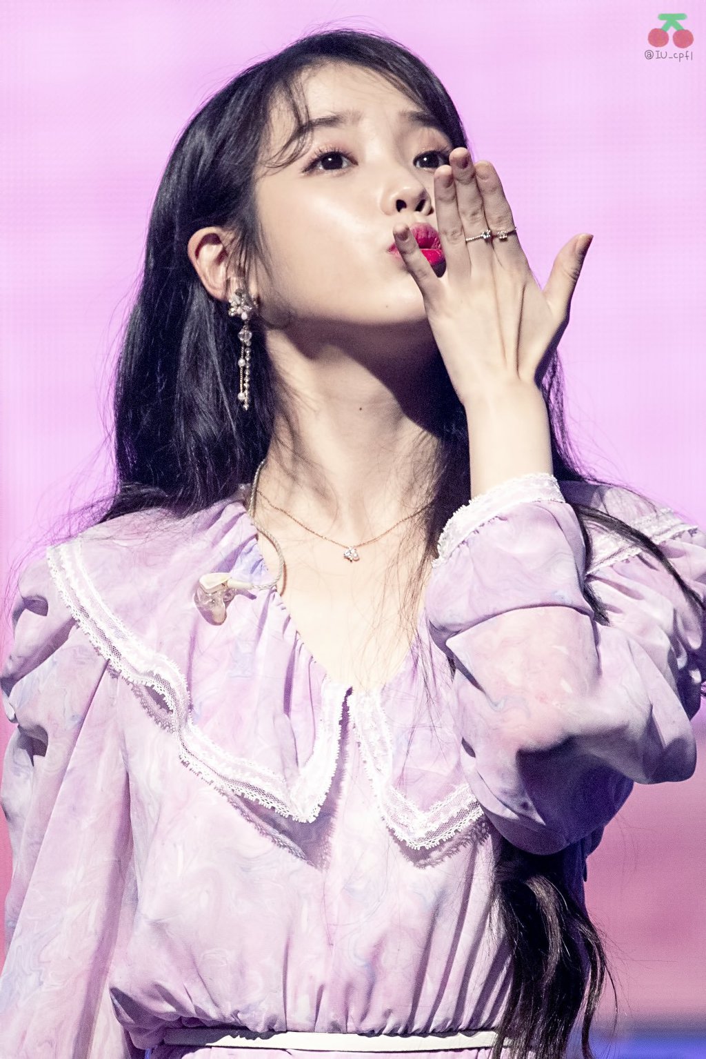 손키스 날리는 아이유.jpg | 인스티즈