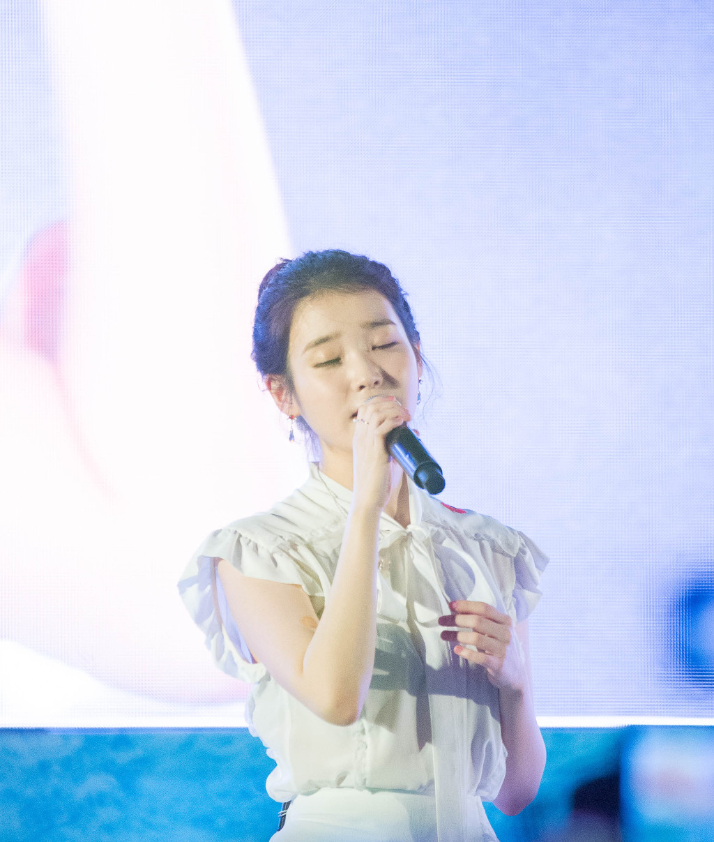 180803 아이유 IU 라이브 해운대 하이트 feat.지은이 쏘주 원샷~ | 인스티즈