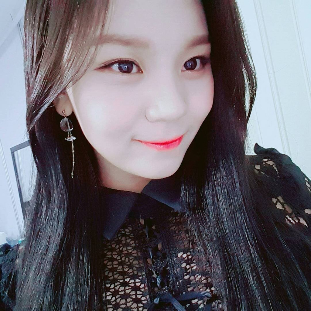 [여자친구] 전에 다친 발목이 많이 좋아져서 엄지 | 인스티즈
