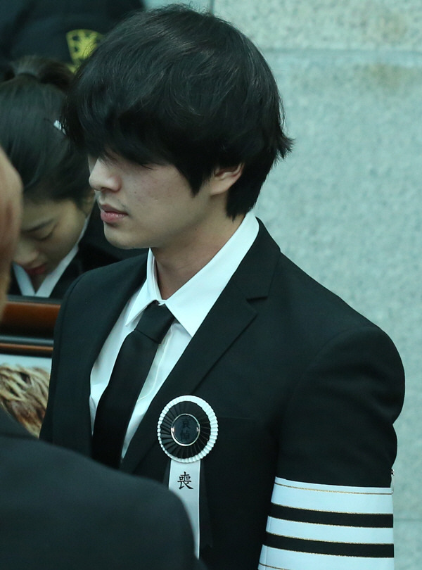 아무런 표정이 없이 눈물 한 방울 보이지 않아 더 마음 아팠던 샤이니 맏형 온유, 막내 태민.jpg | 인스티즈