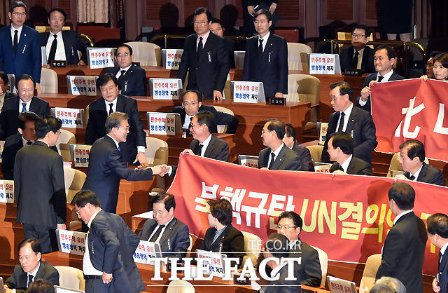 현수막 시위하는 자유한국당에 손 내민 문재인 대통령 | 인스티즈