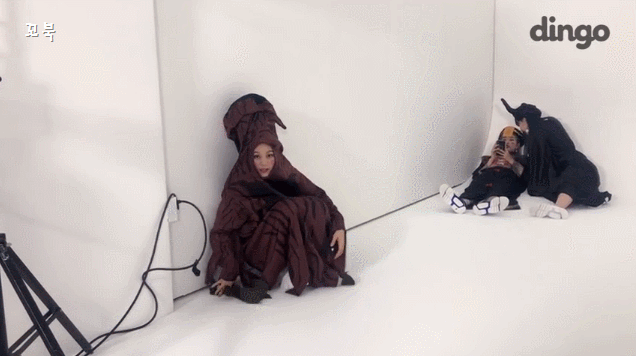 여자친구 엄지 찍는데 뒤에서 시선강탈하는 은하 신비.gif | 인스티즈